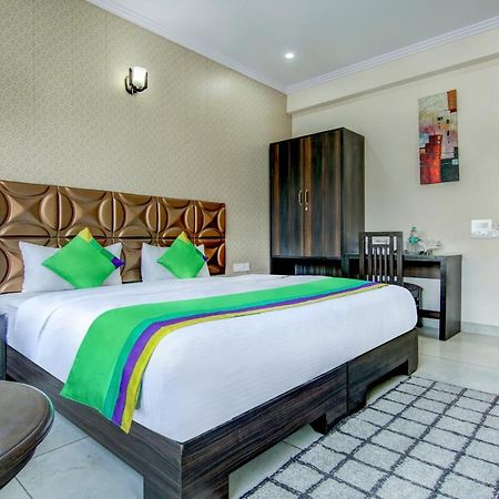 Hotel Treebo Trend Blooms Premium Gurgaon Exterior foto