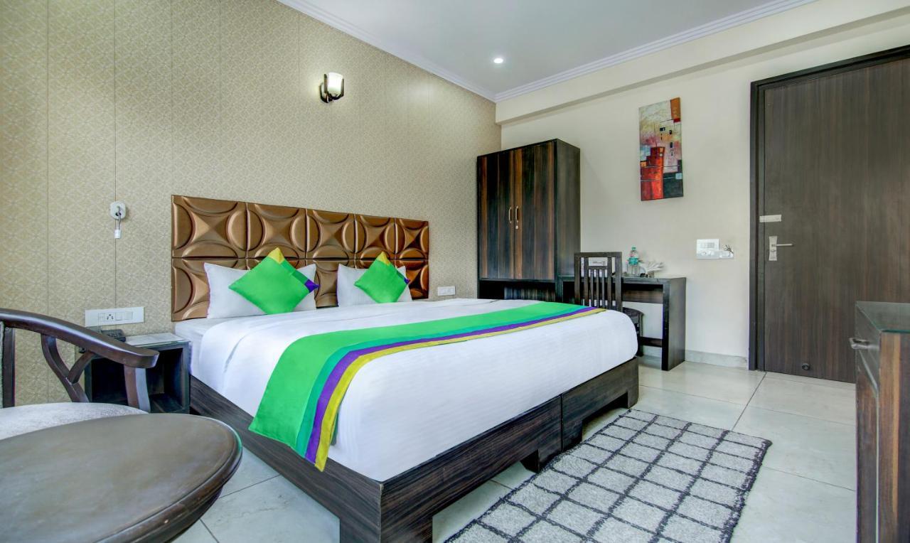 Hotel Treebo Trend Blooms Premium Gurgaon Exterior foto